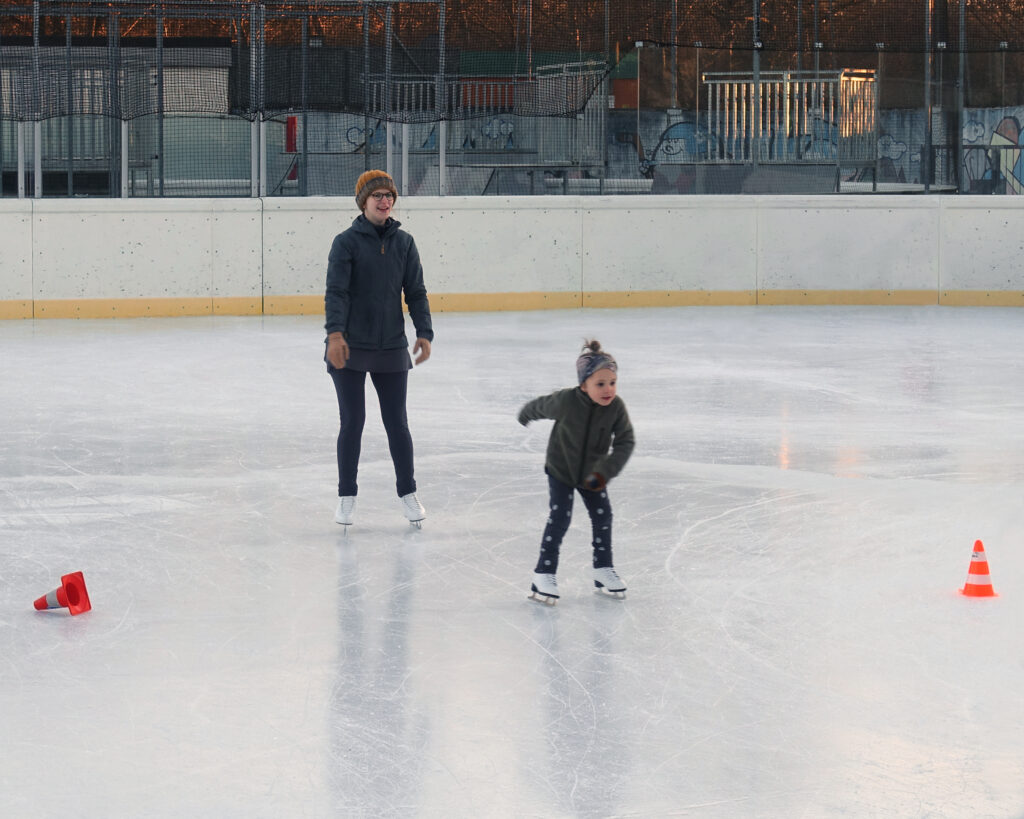 Eislaufen um Pylonen in der Gruppenstunde