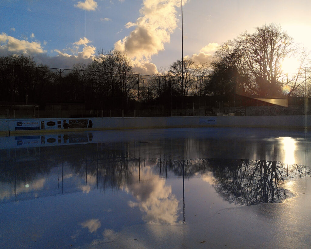 Weststadion München unter Wasser. Wenn es so aussieht, kann man nicht Eislaufen.